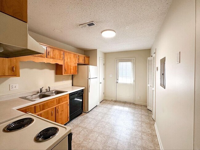 Building Photo - 470 Martha Ln