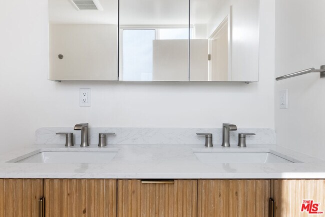 Building Photo - 8561 Belmont St