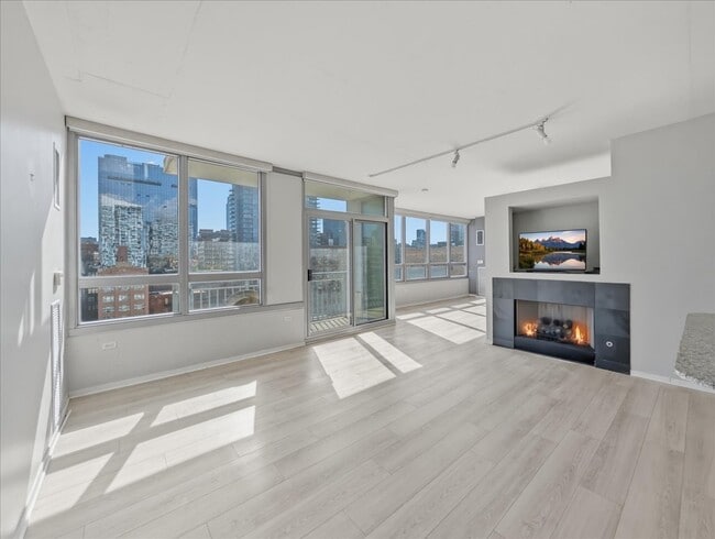 Building Photo - 701 S Wells St