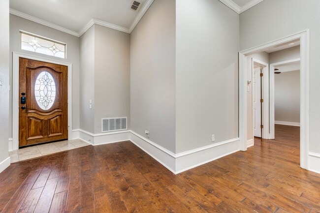 Building Photo - Absolutely Stunning!