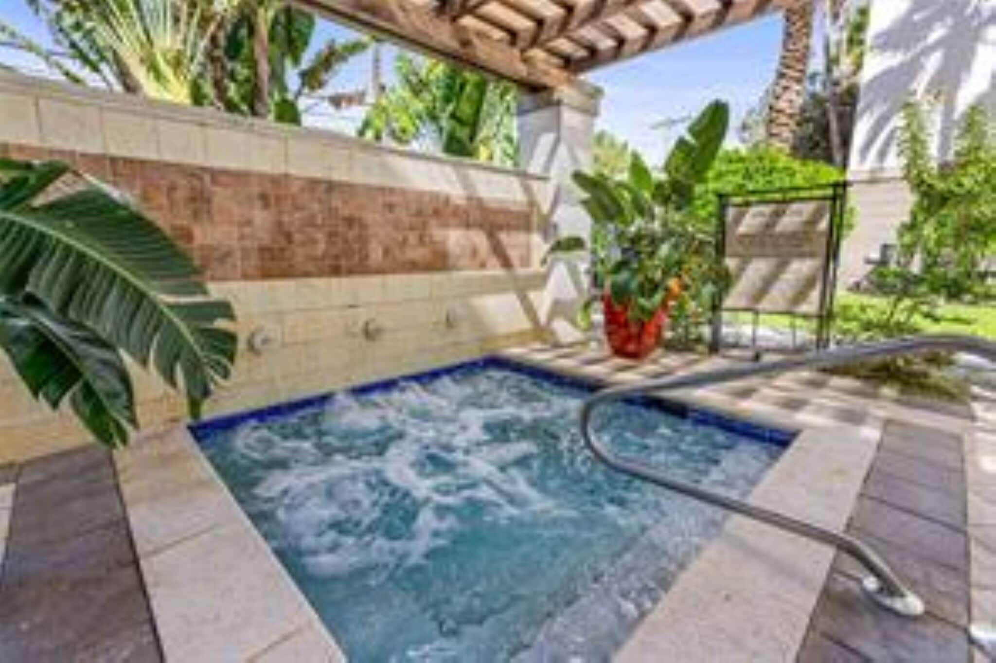 Building Photo - 2421 NE 65th St