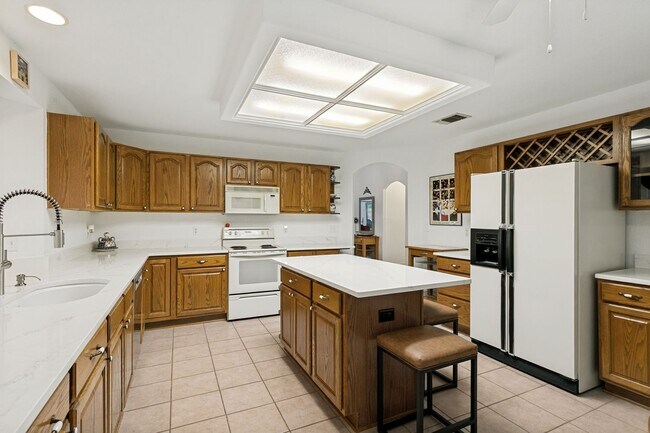Building Photo - 10 Oakwell Farms Pkwy
