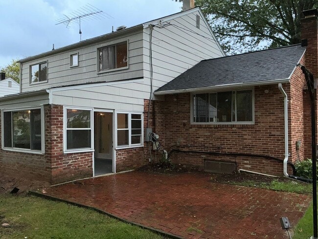 Building Photo - Very well maintained 4BR 2.5BA 5 level spl...