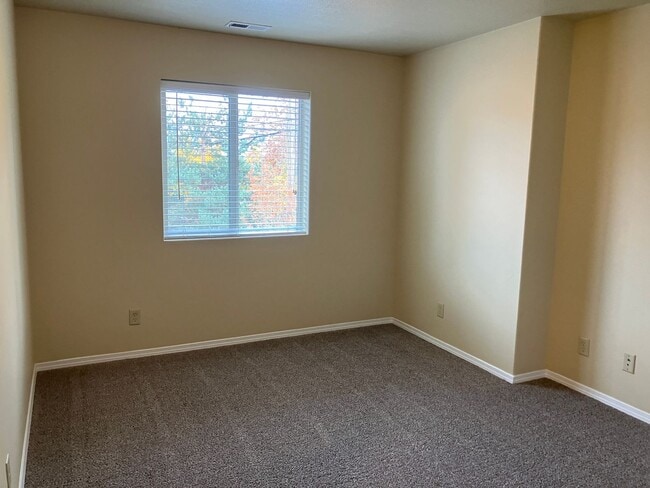 Building Photo - Well-Kept Three Bedroom Home in West Salem