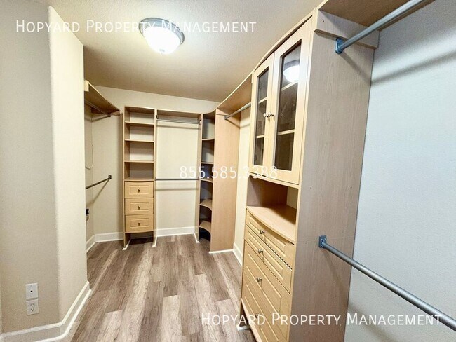 Building Photo - 9619 Velvetleaf Cir