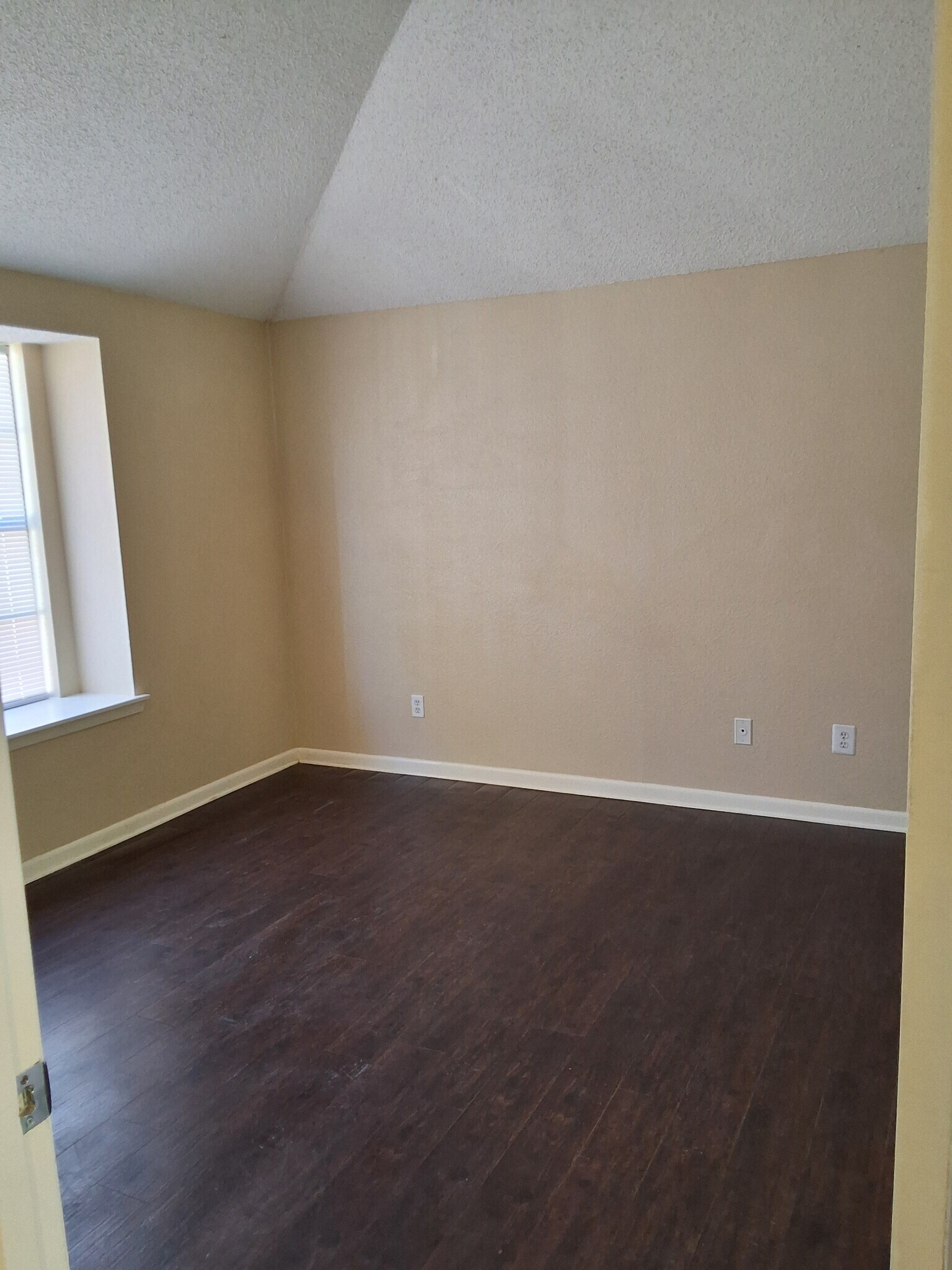 Master bedroom - 5748 Mill Creek Dr