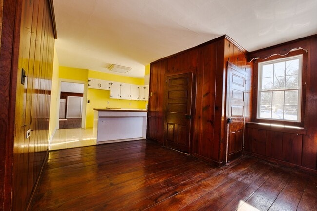 Building Photo - Beautiful 4 Bedroom Farm House