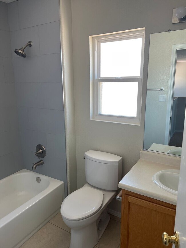 Building Photo - Vista Del Norte neighborhood 3 Bedroom