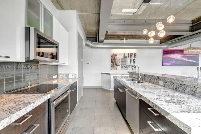 Building Photo - 110 SE 2nd St