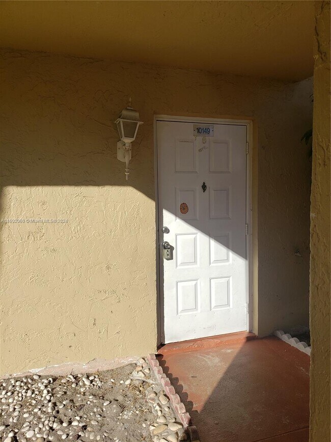 Building Photo - 10149 Twin Lakes Dr