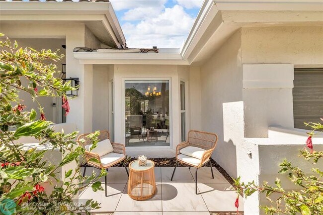 Building Photo - 9585 Carousel Cir S