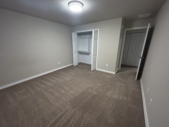 Building Photo - 2083 Lake Hills Dr