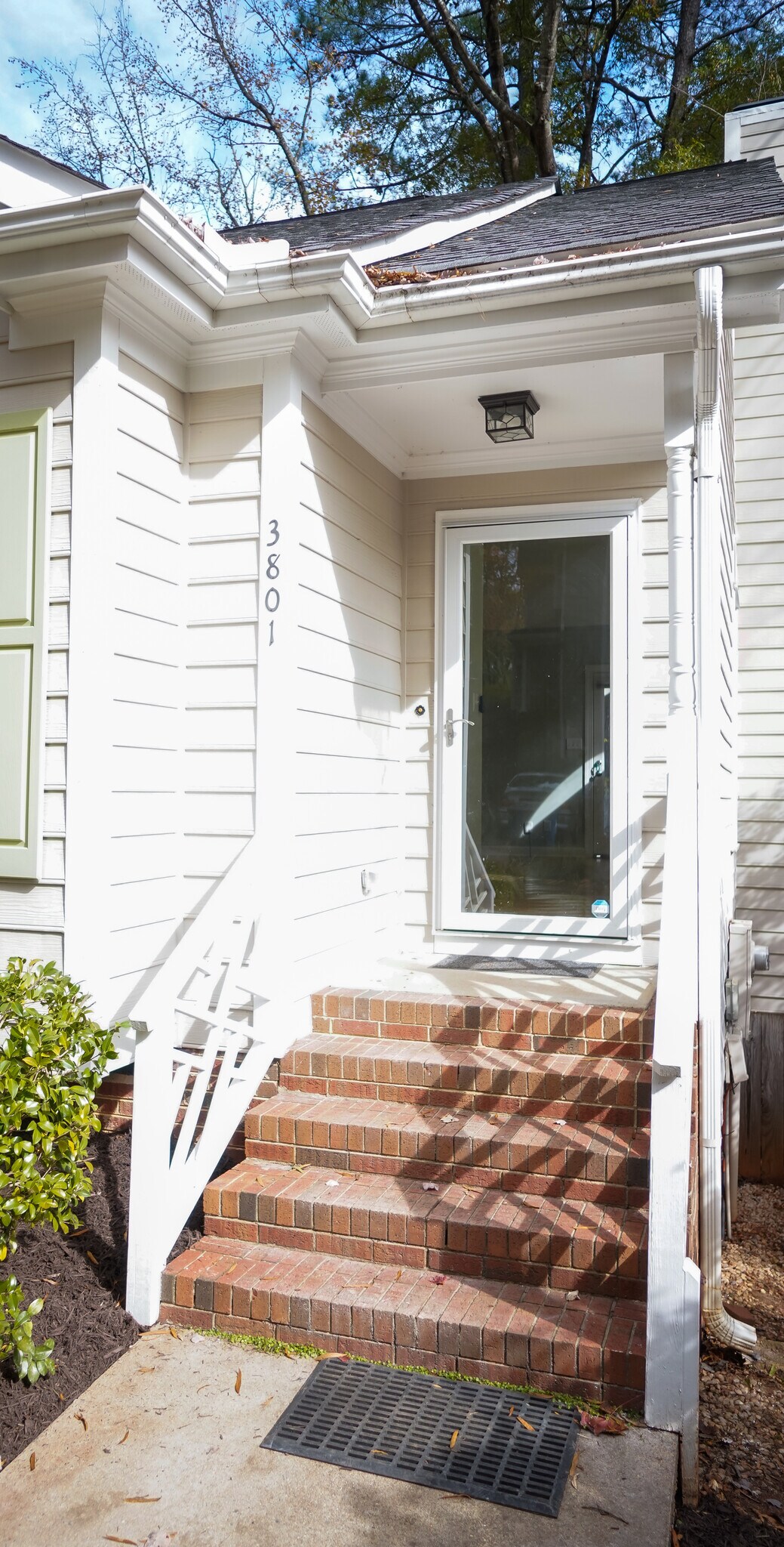 Building Photo - 3801 Lake Point Cir