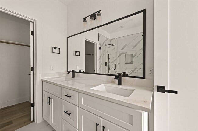 Building Photo - 2475 Carmel St