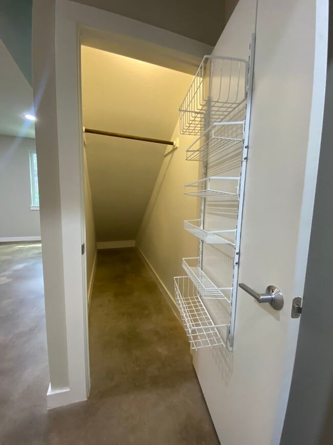 Building Photo - Beautiful Home Move in Ready Located minutes from Southtown!