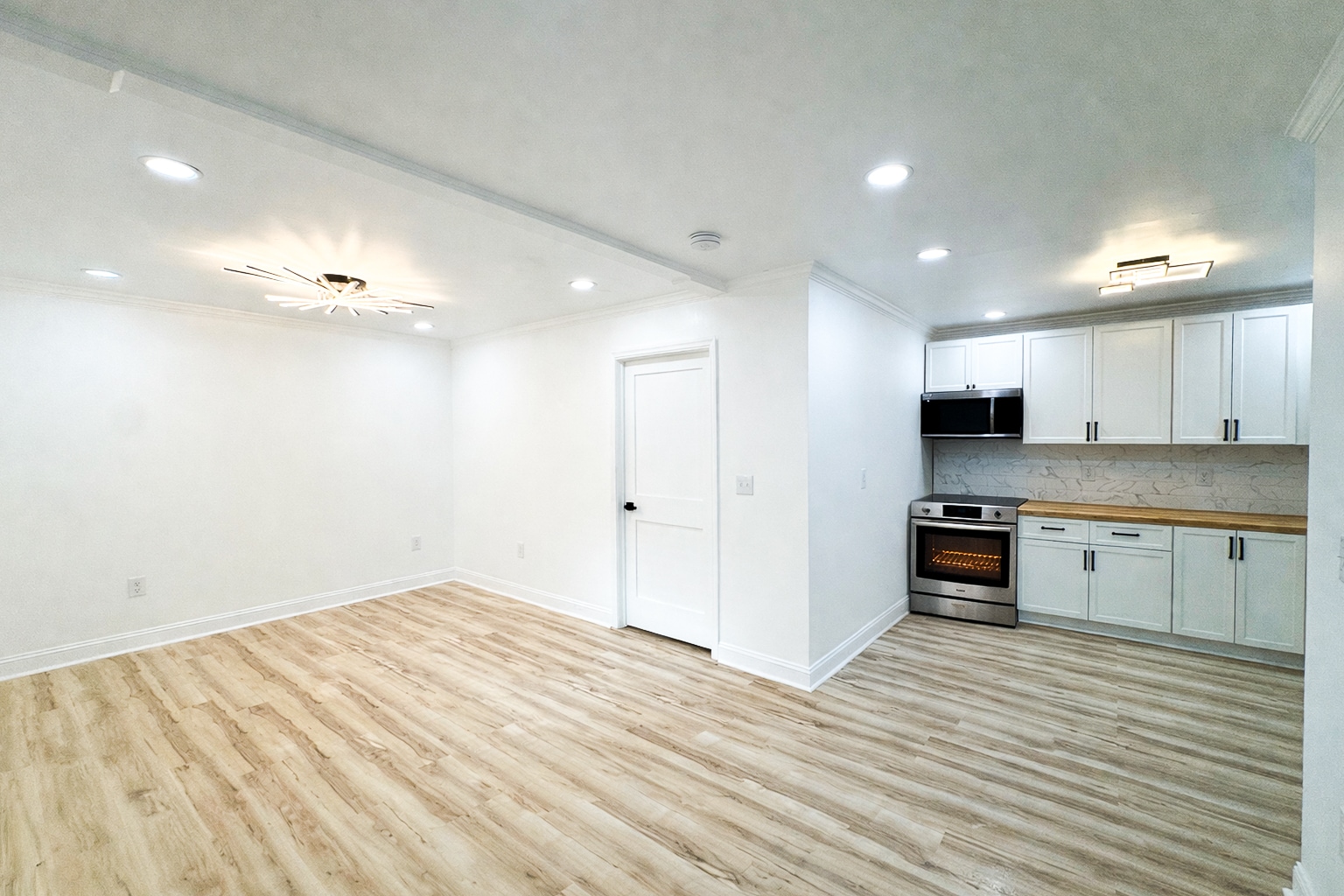 Building Photo - 711 W 44th St