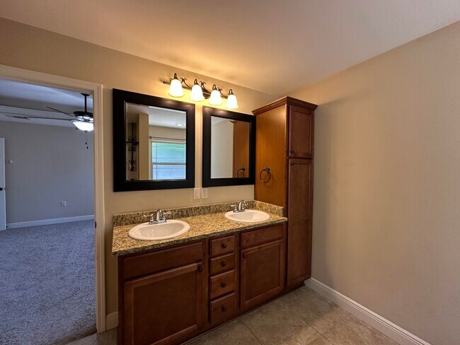 Building Photo - 516 Grand Ridge Dr