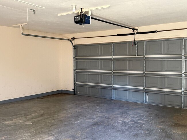 Building Photo - Spacious townhome in a private community