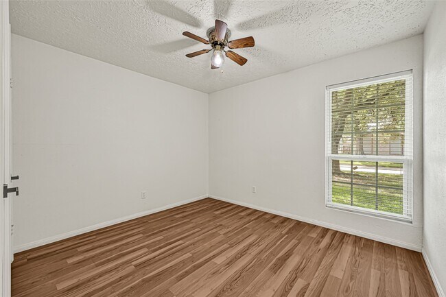 Building Photo - 13327 N Thorntree Dr