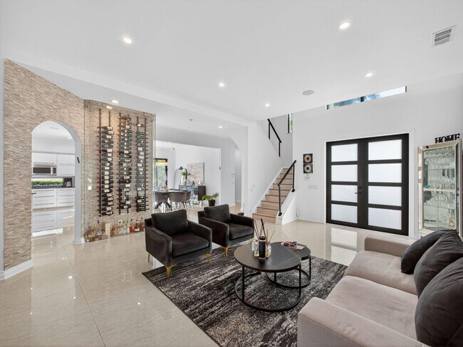 Building Photo - 125 Pembroke Dr