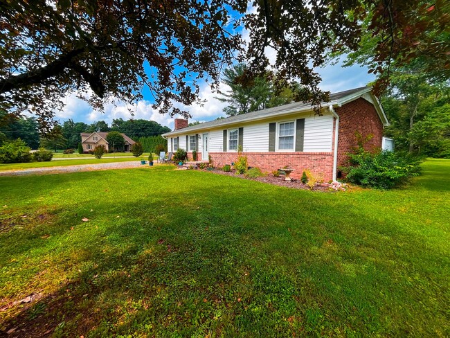 Building Photo - Charming 3 bedroom, 1 1/2 bathroom home in...