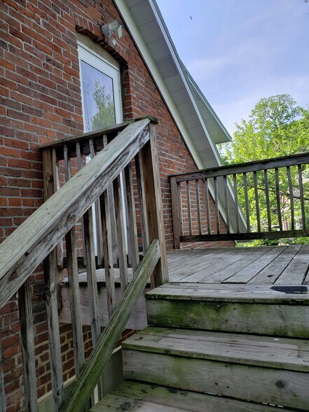 Building Photo - 304 Perrin Ave