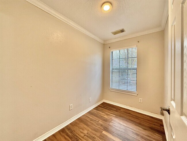 Building Photo - 42 Village Knoll Pl