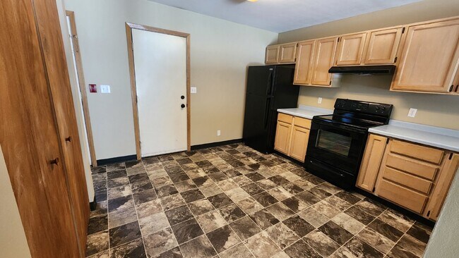 Building Photo - 2 Bedroom, 1 1/2 Bathrooms With Attached Garage! Available May 1st!