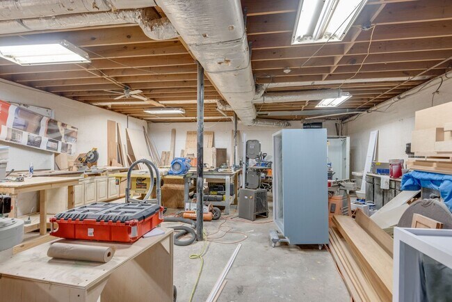 Building Photo - Stunner in North Columbia