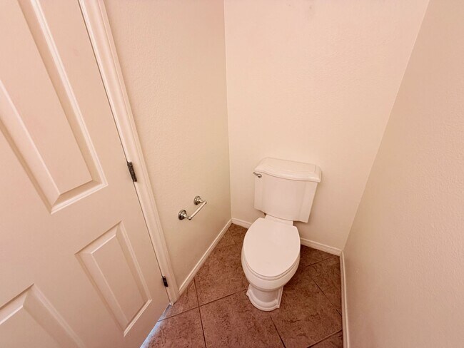 Building Photo - 3 bedroom Conveniently located