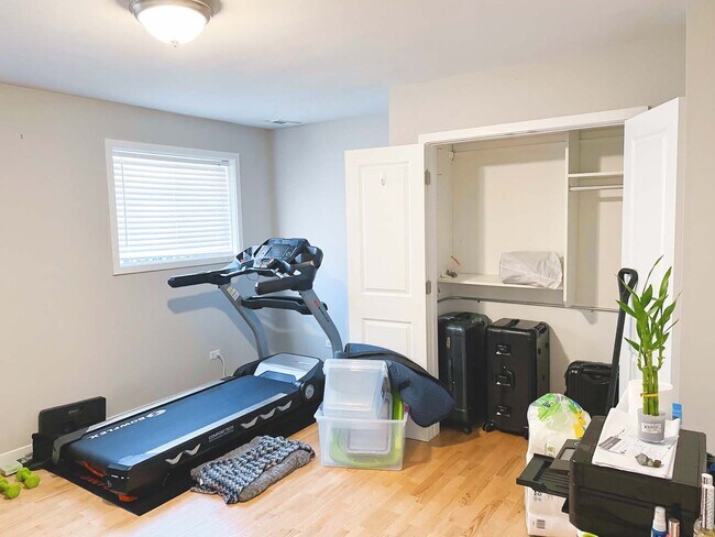 Building Photo - 6125 N Clark St