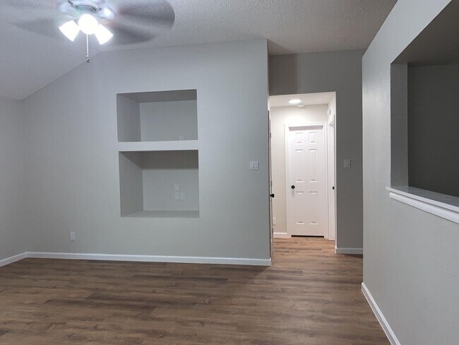 Building Photo - 120 Plumthicket Way