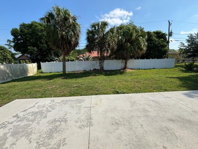 Building Photo - 1341 SW Oriole Ln