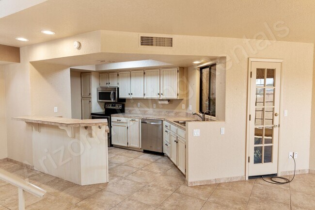 Building Photo - SPACIOUS CONDO WITH POOL