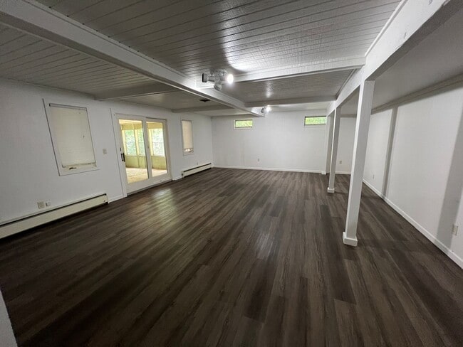 Building Photo - Welcome to this charming 3-bedroom, 3-bath...