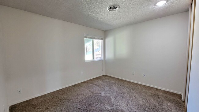 Building Photo - 3-bedroom, 2-bath Condo 'On the Green'