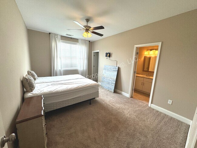 Building Photo - 3BR/3.5BA FURNISHED For Rent