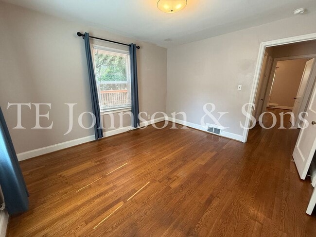 Building Photo - Charming 3-Bedroom Home with Screened Porc...