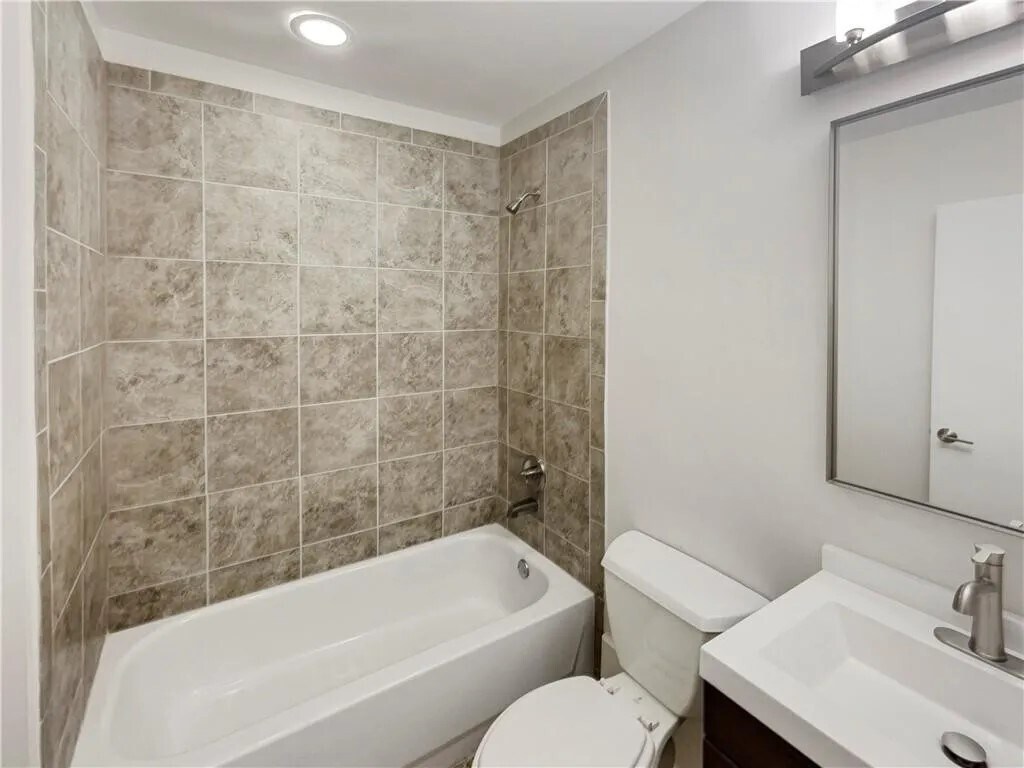 Building Photo - 745 Fountainhead Ln NE