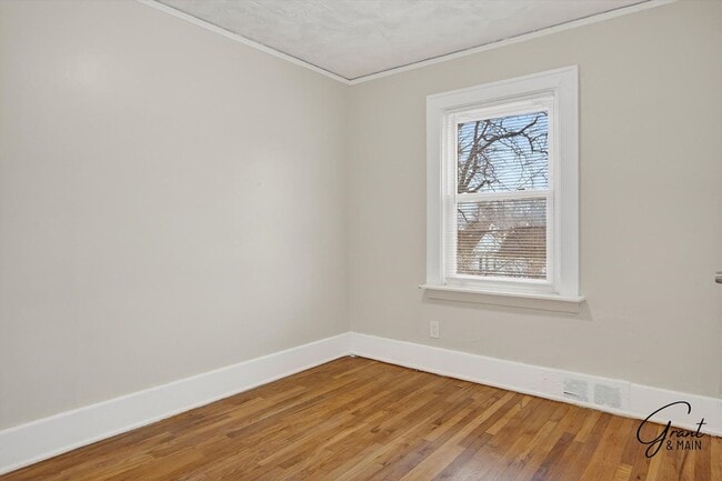 Building Photo - $1300 4 bedrooms