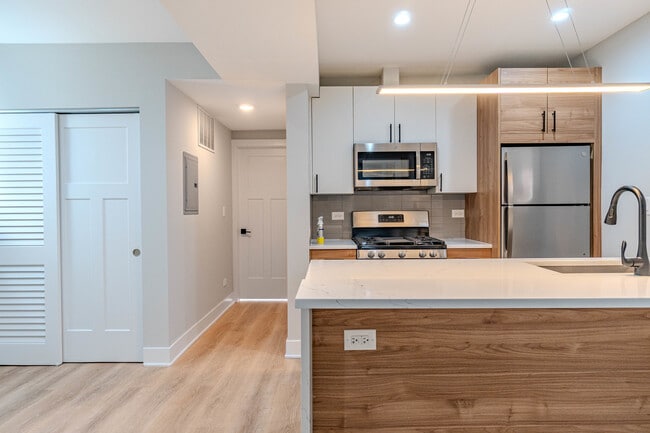 Building Photo - 3039 W 19th St