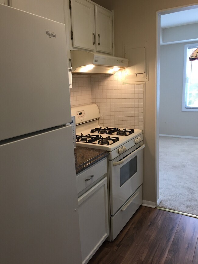 Building Photo - 3945 Lyndhurst Dr