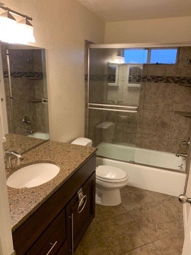 Building Photo - Downtown Townhome