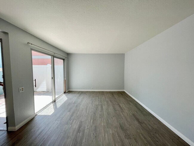 Building Photo - 2 Bedroom + 1.5 Bathroom Condo | Pierpont Beach | Ventura | Unfurnished