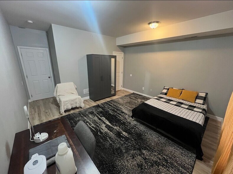 Building Photo - 2356 N Park Ave