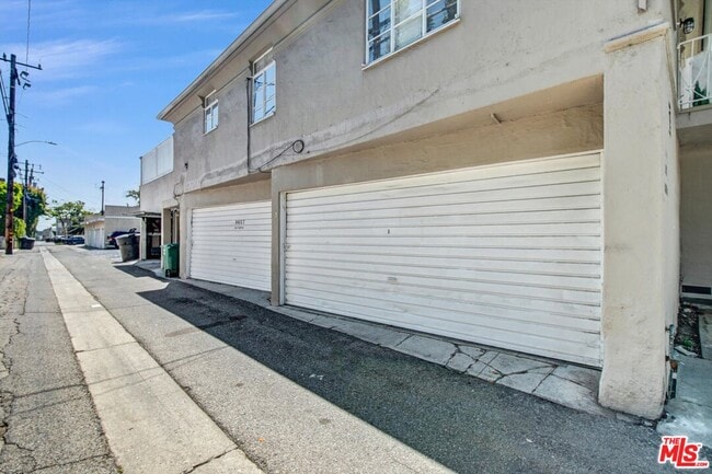 Building Photo - 350 S Roxbury Dr