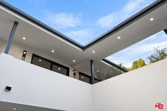 Building Photo - 913-913 1/2 N Beverly Glen Blvd
