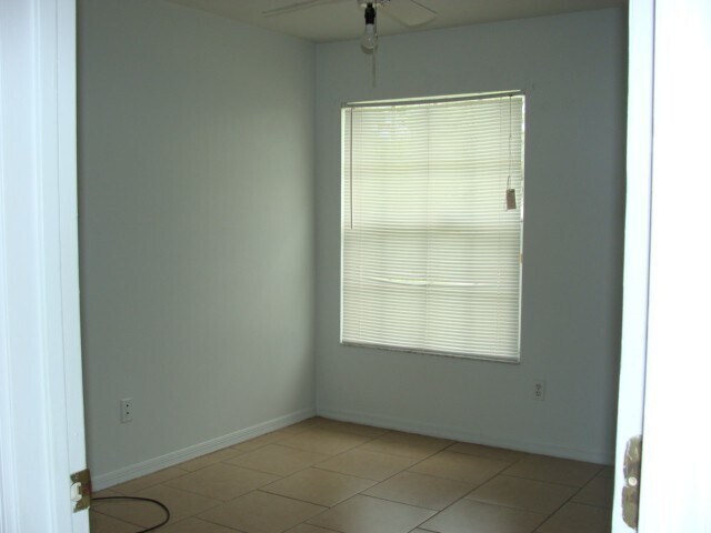 Building Photo - 3 Bed/2 bath 2 Car July 1 st  Call Carole ...