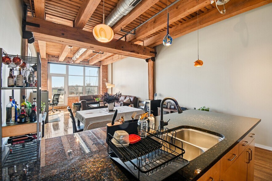 Building Photo - 333 S Desplaines St