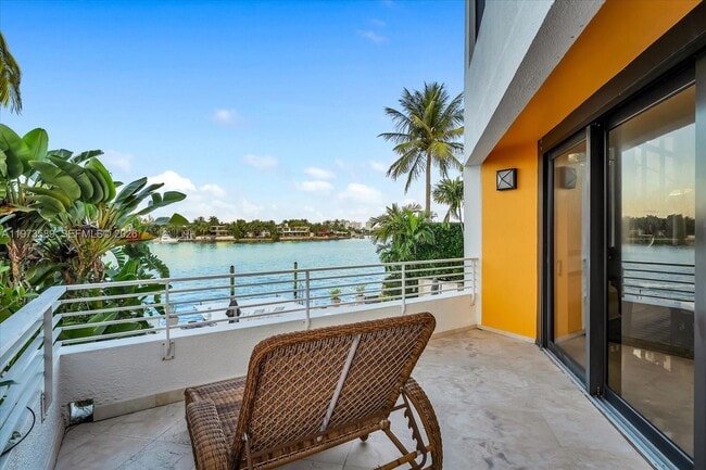 Building Photo - 279 N Hibiscus Dr